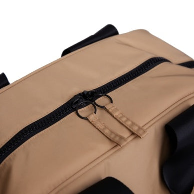 Vooray Studio Duffel Camel- Ideal für Damen, Herren, Kinder. - Perfekte sporttasche, Gym tasche und Reisetasche mit Stil 