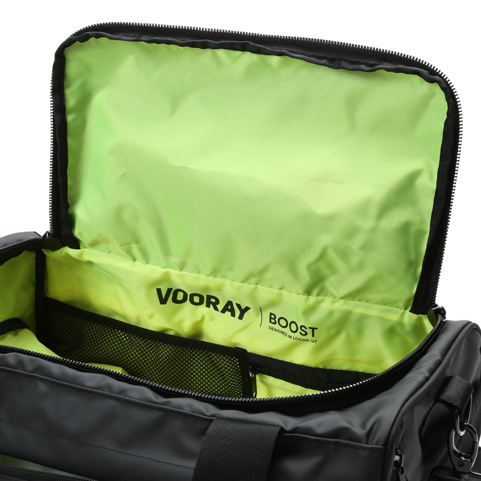 Vooray Boost Duffel 22L - 43.2 cm - 22L - Bolsa grande de gimnasio impermeable con compartimento para zapatos, bolsillos para accesorios, bolsa de viaje premium para fines de semana, bolsa deportiva duradera (Abstract Camo)